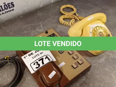 LOTE 371 - 02 APARELHOS DE TELEFONE ANTIGOS. (NO ESTADO, LEILÃO NÃO TEM GARANTIA E NEM DEVOLUÇÃO, SUJEITO A POSSÍVEIS AVARIAS VISÍVEIS/OCULTAS E/OU AUSÊNCIA DE COMPONENTES).