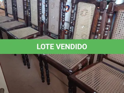 LOTE 255 - 06 CADEIRAS EM MADEIRA ENTALHADA COM DETALHES EM FIBRA SINTÉTICA. (NO ESTADO, LEILÃO NÃO TEM GARANTIA E NEM DEVOLUÇÃO, SUJEITO A POSSÍVEIS AVARIAS VISÍVEIS/OCULTAS E/OU AUSÊNCIA DE COMPONENTES).