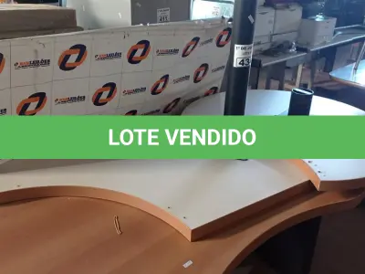 LOTE 434 - 01 MESA COM BASE DE FERRO E TAMPO DE MADEIRA. (NO ESTADO, LEILÃO NÃO TEM GARANTIA E NEM DEVOLUÇÃO, SUJEITO A POSSÍVEIS AVARIAS VISÍVEIS/OCULTAS E/OU AUSÊNCIA DE COMPONENTES).