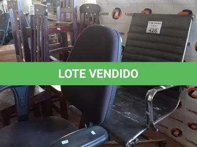 LOTE 426 - 02 CADEIRAS DE ESCRITÓRIO COM BASE GIRATÓRIA. (NO ESTADO, LEILÃO NÃO TEM GARANTIA E NEM DEVOLUÇÃO, SUJEITO A POSSÍVEIS AVARIAS VISÍVEIS/OCULTAS E/OU AUSÊNCIA DE COMPONENTES).