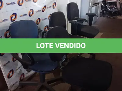 LOTE 435 - 04 CADEIRAS DE ESCRITÓRIO COM BASE GIRATÓRIA SENDO 01 NA COR AZUL. (NO ESTADO, LEILÃO NÃO TEM GARANTIA E NEM DEVOLUÇÃO, SUJEITO A POSSÍVEIS AVARIAS VISÍVEIS/OCULTAS E/OU AUSÊNCIA DE COMPONENTES).