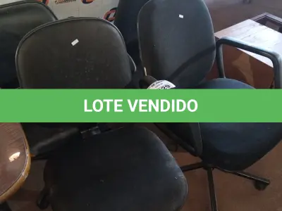 LOTE 429 - 04 CADEIRAS DE ESCRITÓRIO COM BASE GIRATÓRIA. (NO ESTADO, LEILÃO NÃO TEM GARANTIA E NEM DEVOLUÇÃO, SUJEITO A POSSÍVEIS AVARIAS VISÍVEIS/OCULTAS E/OU AUSÊNCIA DE COMPONENTES).