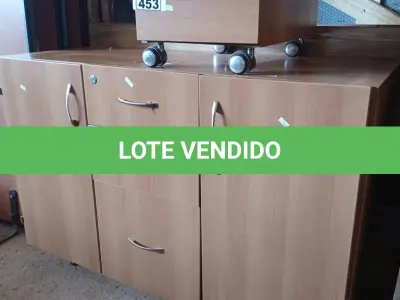 LOTE 453 - 01 ARMÁRIO BAIXO COM 02 PORTAS E 03 GAVETAS E 01 GAVETEIRO COM 02 GAVETAS. (NO ESTADO, LEILÃO NÃO TEM GARANTIA E NEM DEVOLUÇÃO, SUJEITO A POSSÍVEIS AVARIAS VISÍVEIS/OCULTAS E/OU AUSÊNCIA DE COMPONENTES).