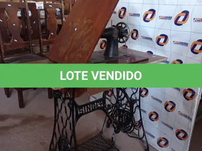 LOTE 424 - 01 MÁQUINA DE COSTURA MARCA SINGER COM AVARIAS. (NO ESTADO, LEILÃO NÃO TEM GARANTIA E NEM DEVOLUÇÃO, SUJEITO A POSSÍVEIS AVARIAS VISÍVEIS/OCULTAS E/OU AUSÊNCIA DE COMPONENTES).