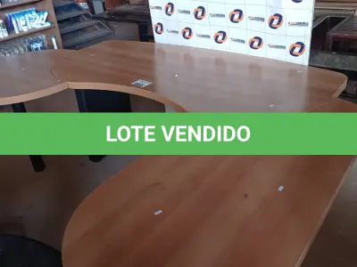 LOTE 460 - 01 MESA DE ESCRITÓRIO COM BASE DE FERRO E TAMPO EM MADEIRA. (NO ESTADO, LEILÃO NÃO TEM GARANTIA E NEM DEVOLUÇÃO, SUJEITO A POSSÍVEIS AVARIAS VISÍVEIS/OCULTAS E/OU AUSÊNCIA DE COMPONENTES).