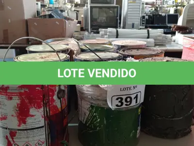 LOTE 391 - 01 LOTE COM VÁRIAS LATAS DE TINTA 3,6L CORES DIVERSAS COM AVARIAS. (NO ESTADO, LEILÃO NÃO TEM GARANTIA E NEM DEVOLUÇÃO, SUJEITO A POSSÍVEIS AVARIAS VISÍVEIS/OCULTAS E/OU AUSÊNCIA DE COMPONENTES).