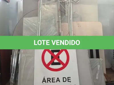 LOTE 486 - 02 PLACAS DE SINALIZAÇÃO E VÁRIAS BASES E TAMPOS DE MESAS. (NO ESTADO, LEILÃO NÃO TEM GARANTIA E NEM DEVOLUÇÃO, SUJEITO A POSSÍVEIS AVARIAS VISÍVEIS/OCULTAS E/OU AUSÊNCIA DE COMPONENTES).