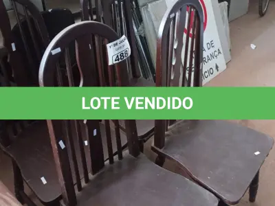 LOTE 488 - 04 CADEIRAS EM MADEIRA. (NO ESTADO, LEILÃO NÃO TEM GARANTIA E NEM DEVOLUÇÃO, SUJEITO A POSSÍVEIS AVARIAS VISÍVEIS/OCULTAS E/OU AUSÊNCIA DE COMPONENTES).
