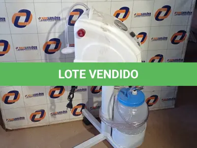 LOTE 241 - 01 - ASPIRADOR CIRÚRGICO COM RODÍZIOS (NO ESTADO, NÃO SABEMOS SE FUNCIONA. LEILÃO NÃO TEM GARANTIA E NEM DEVOLUÇÃO, SUJEITO A POSSÍVEIS AVARIAS VISÍVEIS/OCULTAS E/OU AUSÊNCIA DE COMPONENTES)