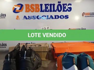 LOTE 181 - 02 – PARES DE CALÇADOS MASCULINO Nº 42 (NO ESTADO, NÃO SABEMOS SE FUNCIONA. LEILÃO NÃO TEM GARANTIA E NEM DEVOLUÇÃO, SUJEITO A POSSÍVEIS AVARIAS VISÍVEIS/OCULTAS E/OU AUSÊNCIA DE COMPONENTES)