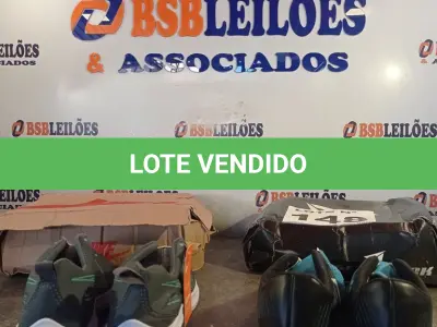 LOTE 148 - 02 – PARES DE CALÇADOS MASCULINO Nº 40 (NO ESTADO, NÃO SABEMOS SE FUNCIONA. LEILÃO NÃO TEM GARANTIA E NEM DEVOLUÇÃO, SUJEITO A POSSÍVEIS AVARIAS VISÍVEIS/OCULTAS E/OU AUSÊNCIA DE COMPONENTES)