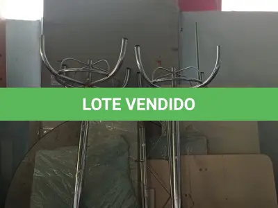 LOTE 486 - 02 PLACAS DE SINALIZAÇÃO E VÁRIAS BASES E TAMPOS DE MESAS. (NO ESTADO, LEILÃO NÃO TEM GARANTIA E NEM DEVOLUÇÃO, SUJEITO A POSSÍVEIS AVARIAS VISÍVEIS/OCULTAS E/OU AUSÊNCIA DE COMPONENTES).