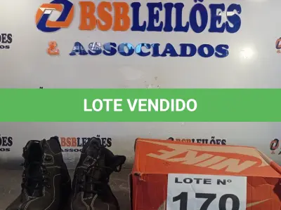 LOTE 170 - 02 – PARES DE CALÇADOS MASCULINO Nº 42 (NO ESTADO, NÃO SABEMOS SE FUNCIONA. LEILÃO NÃO TEM GARANTIA E NEM DEVOLUÇÃO, SUJEITO A POSSÍVEIS AVARIAS VISÍVEIS/OCULTAS E/OU AUSÊNCIA DE COMPONENTES)