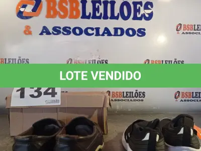 LOTE 134 - 02 – PARES DE CALÇADOS MASCULINO Nº 39 (NO ESTADO, NÃO SABEMOS SE FUNCIONA. LEILÃO NÃO TEM GARANTIA E NEM DEVOLUÇÃO, SUJEITO A POSSÍVEIS AVARIAS VISÍVEIS/OCULTAS E/OU AUSÊNCIA DE COMPONENTES)