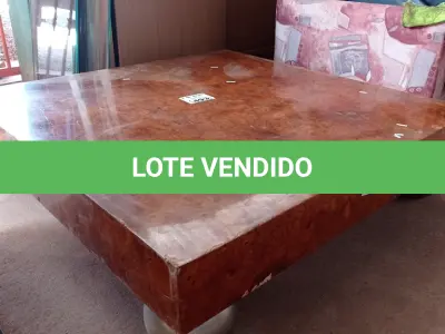 LOTE 493 - 01 MESA DE CENTRO EM MADEIRA LAQUEADA. (NO ESTADO, LEILÃO NÃO TEM GARANTIA E NEM DEVOLUÇÃO, SUJEITO A POSSÍVEIS AVARIAS VISÍVEIS/OCULTAS E/OU AUSÊNCIA DE COMPONENTES).