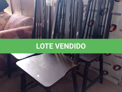 LOTE 488 - 04 CADEIRAS EM MADEIRA. (NO ESTADO, LEILÃO NÃO TEM GARANTIA E NEM DEVOLUÇÃO, SUJEITO A POSSÍVEIS AVARIAS VISÍVEIS/OCULTAS E/OU AUSÊNCIA DE COMPONENTES).