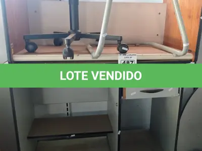 LOTE 487 - 03 MESAS EM MADEIRA E 03 CADEIRAS DE ESCRITÓRIO SENDO 02 COM BASE GIRATÓRIA. (NO ESTADO, LEILÃO NÃO TEM GARANTIA E NEM DEVOLUÇÃO, SUJEITO A POSSÍVEIS AVARIAS VISÍVEIS/OCULTAS E/OU AUSÊNCIA DE COMPONENTES).