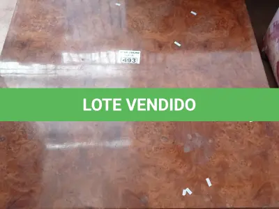 LOTE 493 - 01 MESA DE CENTRO EM MADEIRA LAQUEADA. (NO ESTADO, LEILÃO NÃO TEM GARANTIA E NEM DEVOLUÇÃO, SUJEITO A POSSÍVEIS AVARIAS VISÍVEIS/OCULTAS E/OU AUSÊNCIA DE COMPONENTES).