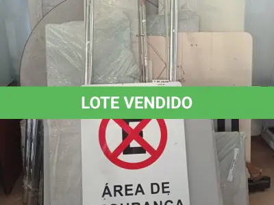 LOTE 486 - 02 PLACAS DE SINALIZAÇÃO E VÁRIAS BASES E TAMPOS DE MESAS. (NO ESTADO, LEILÃO NÃO TEM GARANTIA E NEM DEVOLUÇÃO, SUJEITO A POSSÍVEIS AVARIAS VISÍVEIS/OCULTAS E/OU AUSÊNCIA DE COMPONENTES).