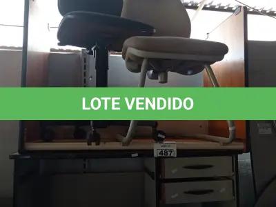 LOTE 487 - 03 MESAS EM MADEIRA E 03 CADEIRAS DE ESCRITÓRIO SENDO 02 COM BASE GIRATÓRIA. (NO ESTADO, LEILÃO NÃO TEM GARANTIA E NEM DEVOLUÇÃO, SUJEITO A POSSÍVEIS AVARIAS VISÍVEIS/OCULTAS E/OU AUSÊNCIA DE COMPONENTES).