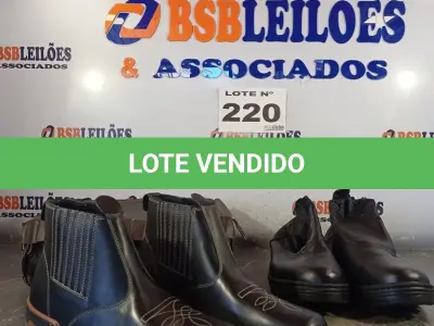 LOTE 220 - 02 – PARES DE CALÇADOS MASCULINO Nº 42 (NO ESTADO, NÃO SABEMOS SE FUNCIONA. LEILÃO NÃO TEM GARANTIA E NEM DEVOLUÇÃO, SUJEITO A POSSÍVEIS AVARIAS VISÍVEIS/OCULTAS E/OU AUSÊNCIA DE COMPONENTES)