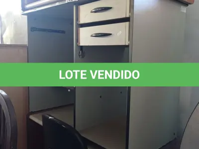 LOTE 487 - 03 MESAS EM MADEIRA E 03 CADEIRAS DE ESCRITÓRIO SENDO 02 COM BASE GIRATÓRIA. (NO ESTADO, LEILÃO NÃO TEM GARANTIA E NEM DEVOLUÇÃO, SUJEITO A POSSÍVEIS AVARIAS VISÍVEIS/OCULTAS E/OU AUSÊNCIA DE COMPONENTES).
