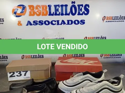 LOTE 237 - 02 – PARES DE CALÇADOS MASCULINO Nº 42 (NO ESTADO, NÃO SABEMOS SE FUNCIONA. LEILÃO NÃO TEM GARANTIA E NEM DEVOLUÇÃO, SUJEITO A POSSÍVEIS AVARIAS VISÍVEIS/OCULTAS E/OU AUSÊNCIA DE COMPONENTES)