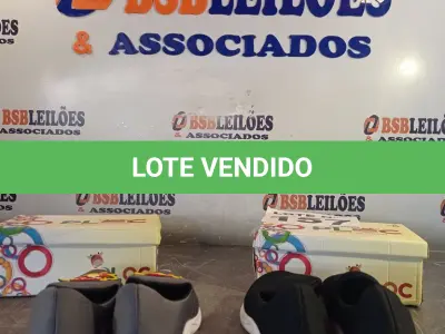 LOTE 157 - 02 – PARES DE CALÇADOS INFANTIL Nº 30 (NO ESTADO, NÃO SABEMOS SE FUNCIONA. LEILÃO NÃO TEM GARANTIA E NEM DEVOLUÇÃO, SUJEITO A POSSÍVEIS AVARIAS VISÍVEIS/OCULTAS E/OU AUSÊNCIA DE COMPONENTES)