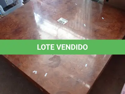 LOTE 493 - 01 MESA DE CENTRO EM MADEIRA LAQUEADA. (NO ESTADO, LEILÃO NÃO TEM GARANTIA E NEM DEVOLUÇÃO, SUJEITO A POSSÍVEIS AVARIAS VISÍVEIS/OCULTAS E/OU AUSÊNCIA DE COMPONENTES).