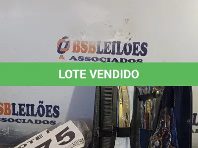 LOTE 175 - 01 - KIT TESOURAS CABELEIREIRO (NO ESTADO, NÃO SABEMOS SE FUNCIONA. LEILÃO NÃO TEM GARANTIA E NEM DEVOLUÇÃO, SUJEITO A POSSÍVEIS AVARIAS VISÍVEIS/OCULTAS E/OU AUSÊNCIA DE COMPONENTES)