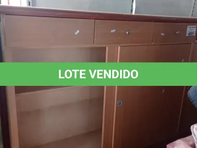LOTE 491 - 01 ARMÁRIO EM MADEIRA COM 04 PORTAS DE CORRER, 06 GAVETAS MEDINDO: 2.78X0.45X1.23. (NO ESTADO, LEILÃO NÃO TEM GARANTIA E NEM DEVOLUÇÃO, SUJEITO A POSSÍVEIS AVARIAS VISÍVEIS/OCULTAS E/OU AUSÊNCIA DE COMPONENTES).