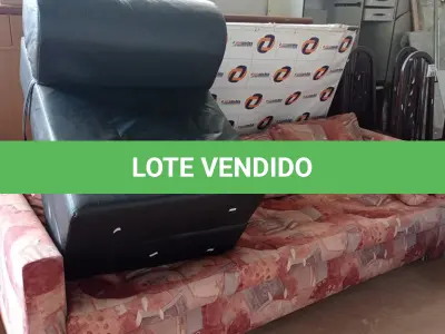 LOTE 490 - 01 SOFÁ DE 03 LUGARES E 01 POLTRONA. (NO ESTADO, LEILÃO NÃO TEM GARANTIA E NEM DEVOLUÇÃO, SUJEITO A POSSÍVEIS AVARIAS VISÍVEIS/OCULTAS E/OU AUSÊNCIA DE COMPONENTES).