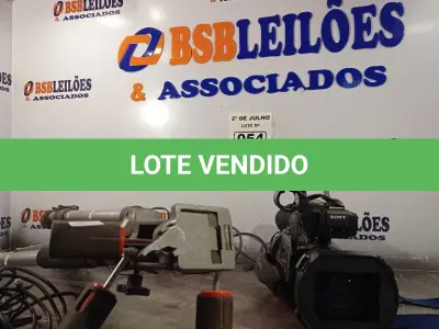 LOTE 054 - 01 FILMADORA MARCA SONY COM BOLSA E 01 TRIPÉ. (NO ESTADO, LEILÃO NÃO TEM GARANTIA E NEM DEVOLUÇÃO, SUJEITO A POSSÍVEIS AVARIAS VISÍVEIS/OCULTAS E/OU AUSÊNCIA DE COMPONENTES).