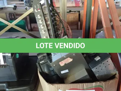 LOTE 081 - 01 CAIXA COM EQUIPAMENTOS DE ÁUDIO E VÍDEO. (NO ESTADO, LEILÃO NÃO TEM GARANTIA E NEM DEVOLUÇÃO, SUJEITO A POSSÍVEIS AVARIAS VISÍVEIS/OCULTAS E/OU AUSÊNCIA DE COMPONENTES).