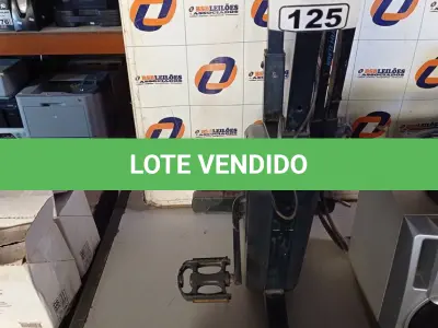 LOTE 125 - 02 TACOS DE HOCKEY E 01 BICICLETA ERGOMÉTRICA. (NO ESTADO, LEILÃO NÃO TEM GARANTIA E NEM DEVOLUÇÃO, SUJEITO A POSSÍVEIS AVARIAS VISÍVEIS/OCULTAS E/OU AUSÊNCIA DE COMPONENTES).