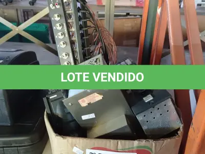 LOTE 081 - 01 CAIXA COM EQUIPAMENTOS DE ÁUDIO E VÍDEO. (NO ESTADO, LEILÃO NÃO TEM GARANTIA E NEM DEVOLUÇÃO, SUJEITO A POSSÍVEIS AVARIAS VISÍVEIS/OCULTAS E/OU AUSÊNCIA DE COMPONENTES).