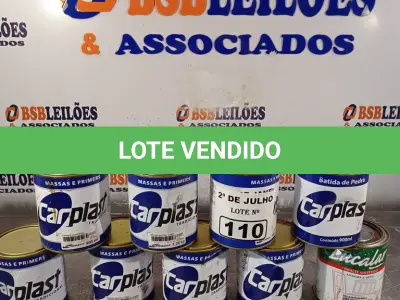 LOTE 110 - 08 LATAS DE MASSA PLÁSTICA E 01 LATA DE ESMALTE SINTÉTICO NA COR BRILHANTE BRANCO 900ML.  (NO ESTADO, LEILÃO NÃO TEM GARANTIA E NEM DEVOLUÇÃO, SUJEITO A POSSÍVEIS AVARIAS VISÍVEIS/OCULTAS E/OU AUSÊNCIA DE COMPONENTES).