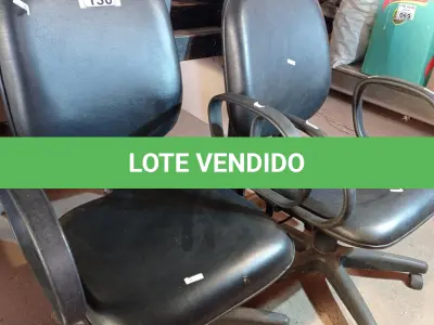 LOTE 130 - 02 CADEIRAS DE ESCRITÓRIO COM BASE GIRATÓRIA. (NO ESTADO, LEILÃO NÃO TEM GARANTIA E NEM DEVOLUÇÃO, SUJEITO A POSSÍVEIS AVARIAS VISÍVEIS/OCULTAS E/OU AUSÊNCIA DE COMPONENTES).