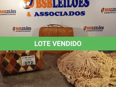 LOTE 072 - 02 BOLSAS FEMININAS E 01 CORTINA. (NO ESTADO, LEILÃO NÃO TEM GARANTIA E NEM DEVOLUÇÃO, SUJEITO A POSSÍVEIS AVARIAS VISÍVEIS/OCULTAS E/OU AUSÊNCIA DE COMPONENTES).