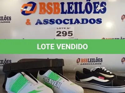 LOTE 295 - 02 – PARES DE CALÇADOS MASCULINO Nº 38 (NO ESTADO, NÃO SABEMOS SE FUNCIONA. LEILÃO NÃO TEM GARANTIA E NEM DEVOLUÇÃO, SUJEITO A POSSÍVEIS AVARIAS VISÍVEIS/OCULTAS E/OU AUSÊNCIA DE COMPONENTES)