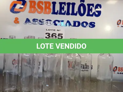 LOTE 365 - 10 - GARRAFAS DE VIDRO (NO ESTADO, NÃO SABEMOS SE FUNCIONA. LEILÃO NÃO TEM GARANTIA E NEM DEVOLUÇÃO, SUJEITO A POSSÍVEIS AVARIAS VISÍVEIS/OCULTAS E/OU AUSÊNCIA DE COMPONENTES)