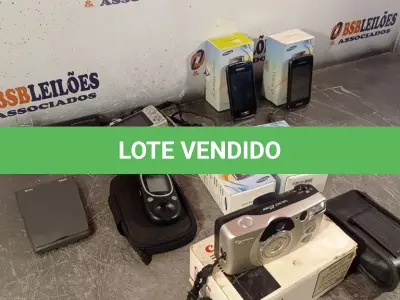 LOTE 005 - 04 APARELHOS DE TELEFONE, 02 MÁQUINAS FOTOGRÁFICAS E ACESSÓRIOS DIVERSOS. (NO ESTADO, LEILÃO NÃO TEM GARANTIA E NEM DEVOLUÇÃO, SUJEITO A POSSÍVEIS AVARIAS VISÍVEIS/OCULTAS E/OU AUSÊNCIA DE COMPONENTES).