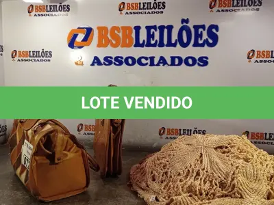 LOTE 072 - 02 BOLSAS FEMININAS E 01 CORTINA. (NO ESTADO, LEILÃO NÃO TEM GARANTIA E NEM DEVOLUÇÃO, SUJEITO A POSSÍVEIS AVARIAS VISÍVEIS/OCULTAS E/OU AUSÊNCIA DE COMPONENTES).