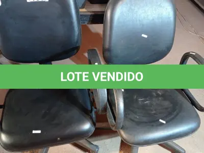 LOTE 130 - 02 CADEIRAS DE ESCRITÓRIO COM BASE GIRATÓRIA. (NO ESTADO, LEILÃO NÃO TEM GARANTIA E NEM DEVOLUÇÃO, SUJEITO A POSSÍVEIS AVARIAS VISÍVEIS/OCULTAS E/OU AUSÊNCIA DE COMPONENTES).