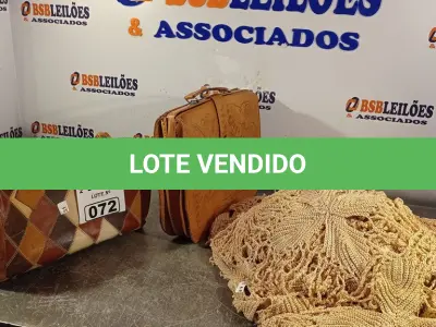 LOTE 072 - 02 BOLSAS FEMININAS E 01 CORTINA. (NO ESTADO, LEILÃO NÃO TEM GARANTIA E NEM DEVOLUÇÃO, SUJEITO A POSSÍVEIS AVARIAS VISÍVEIS/OCULTAS E/OU AUSÊNCIA DE COMPONENTES).