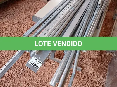 LOTE 499 - 01 LOTE COM VÁRIAS LUMINÁRIAS ELETROCALHAS E TUBOS GALVANIZADOS. (NO ESTADO, LEILÃO NÃO TEM GARANTIA E NEM DEVOLUÇÃO, SUJEITO A POSSÍVEIS AVARIAS VISÍVEIS/OCULTAS E/OU AUSÊNCIA DE COMPONENTES).