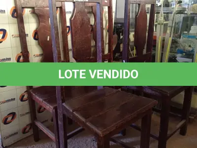 LOTE 409 - 04 CADEIRAS DE MADEIRA. (NO ESTADO, LEILÃO NÃO TEM GARANTIA E NEM DEVOLUÇÃO, SUJEITO A POSSÍVEIS AVARIAS VISÍVEIS/OCULTAS E/OU AUSÊNCIA DE COMPONENTES).