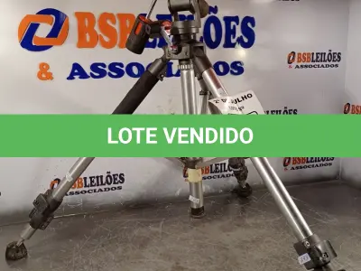 LOTE 277 - 01 TRIPÉ PARA CÂMERA. (NO ESTADO, LEILÃO NÃO TEM GARANTIA E NEM DEVOLUÇÃO, SUJEITO A POSSÍVEIS AVARIAS VISÍVEIS/OCULTAS E/OU AUSÊNCIA DE COMPONENTES).