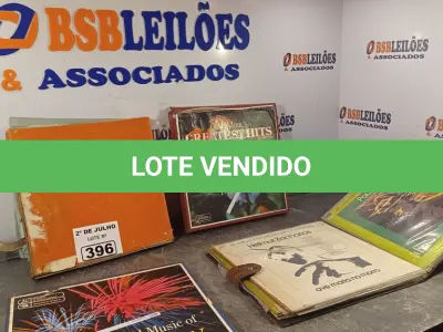 LOTE 396 - 01 LOTE COM GRANDE QUANTIDADE DE VINIL TÍTULOS DIVERSOS. (NO ESTADO, LEILÃO NÃO TEM GARANTIA E NEM DEVOLUÇÃO, SUJEITO A POSSÍVEIS AVARIAS VISÍVEIS/OCULTAS E/OU AUSÊNCIA DE COMPONENTES).