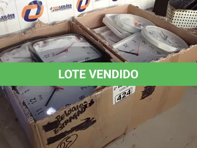 LOTE 424 - 01 LOTE COM GRANDE QUANTIDADE DE RELÓGIOS DE PAREDE MARCAS E MODELOS DIVERSOS. (NO ESTADO, LEILÃO NÃO TEM GARANTIA E NEM DEVOLUÇÃO, SUJEITO A POSSÍVEIS AVARIAS VISÍVEIS/OCULTAS E/OU AUSÊNCIA DE COMPONENTES).
